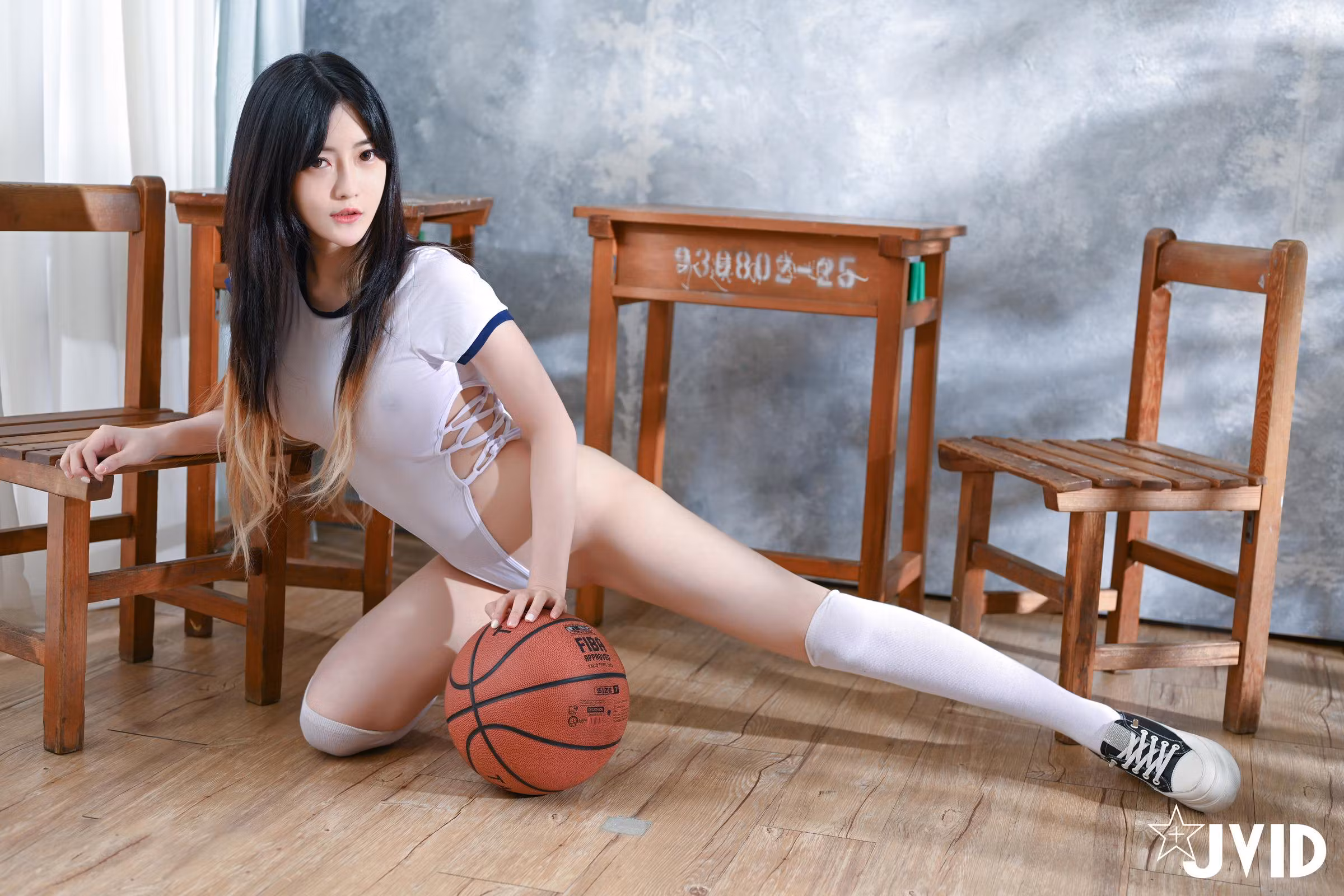 璃奈酱双手拉着水手服衣角展现纤细腰身特写